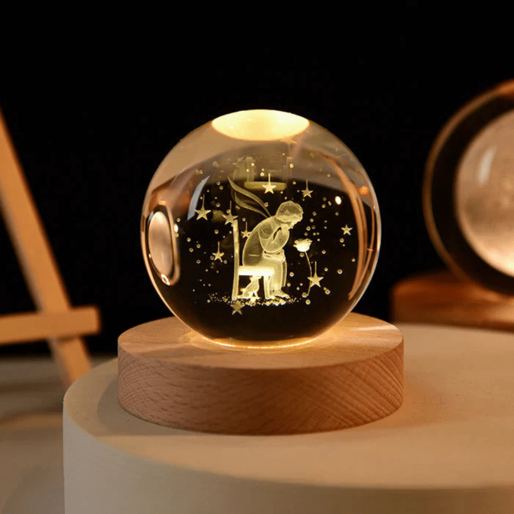 Velzora - Boule lumineuse gravée en verre sur socle en bois | Velzora