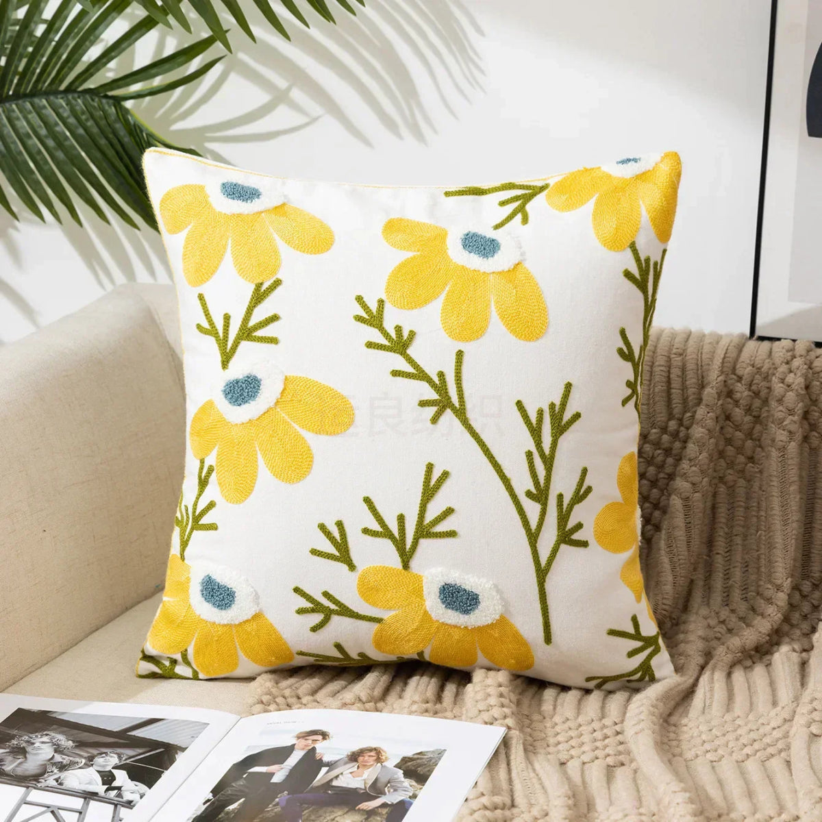 Velzora - Housse de coussin en coton brodé – Motif floral rustique | Velzora