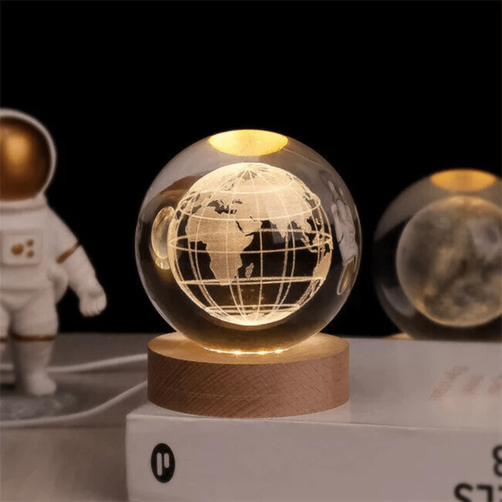 Velzora - Boule lumineuse gravée en verre sur socle en bois | Velzora