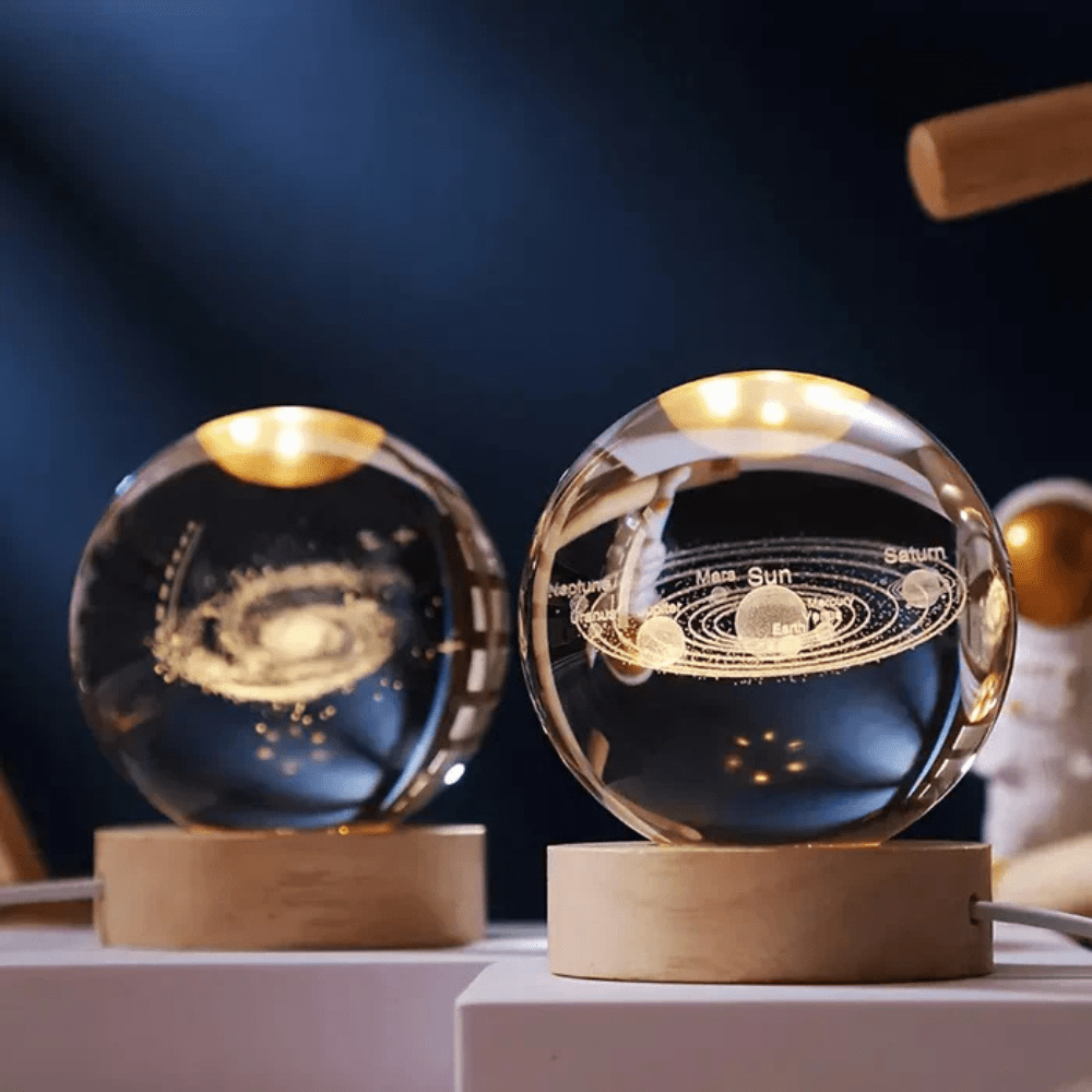 Velzora - Boule lumineuse gravée en verre sur socle en bois | Velzora
