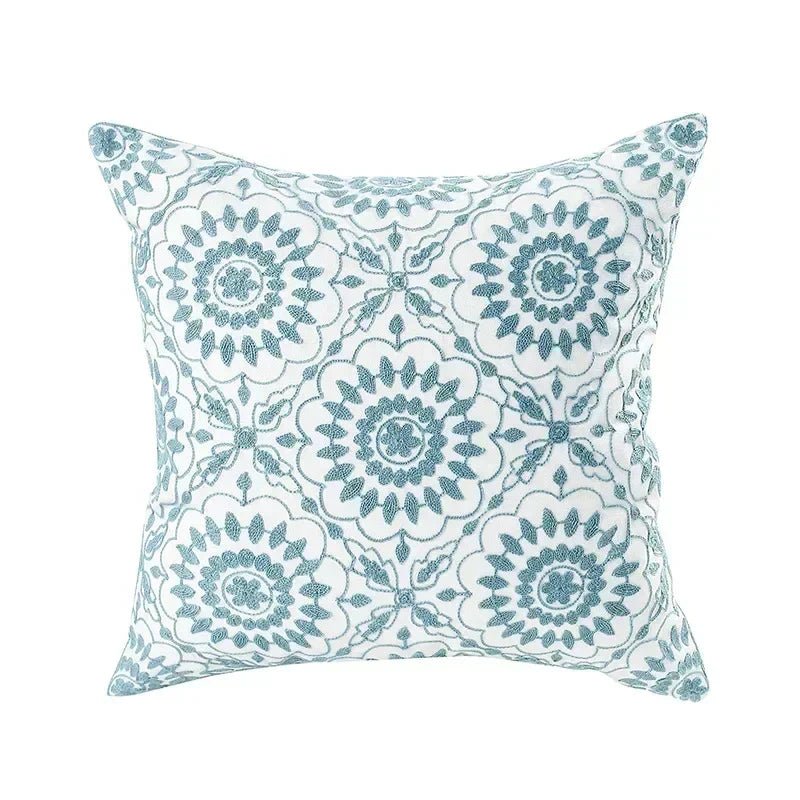 Velzora - Housse de coussin en coton brodé – Motif floral rustique | Velzora