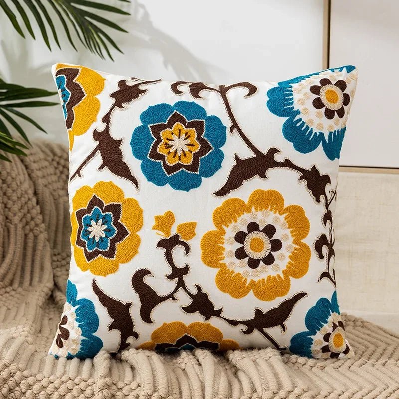 Velzora - Housse de coussin en coton brodé – Motif floral rustique | Velzora