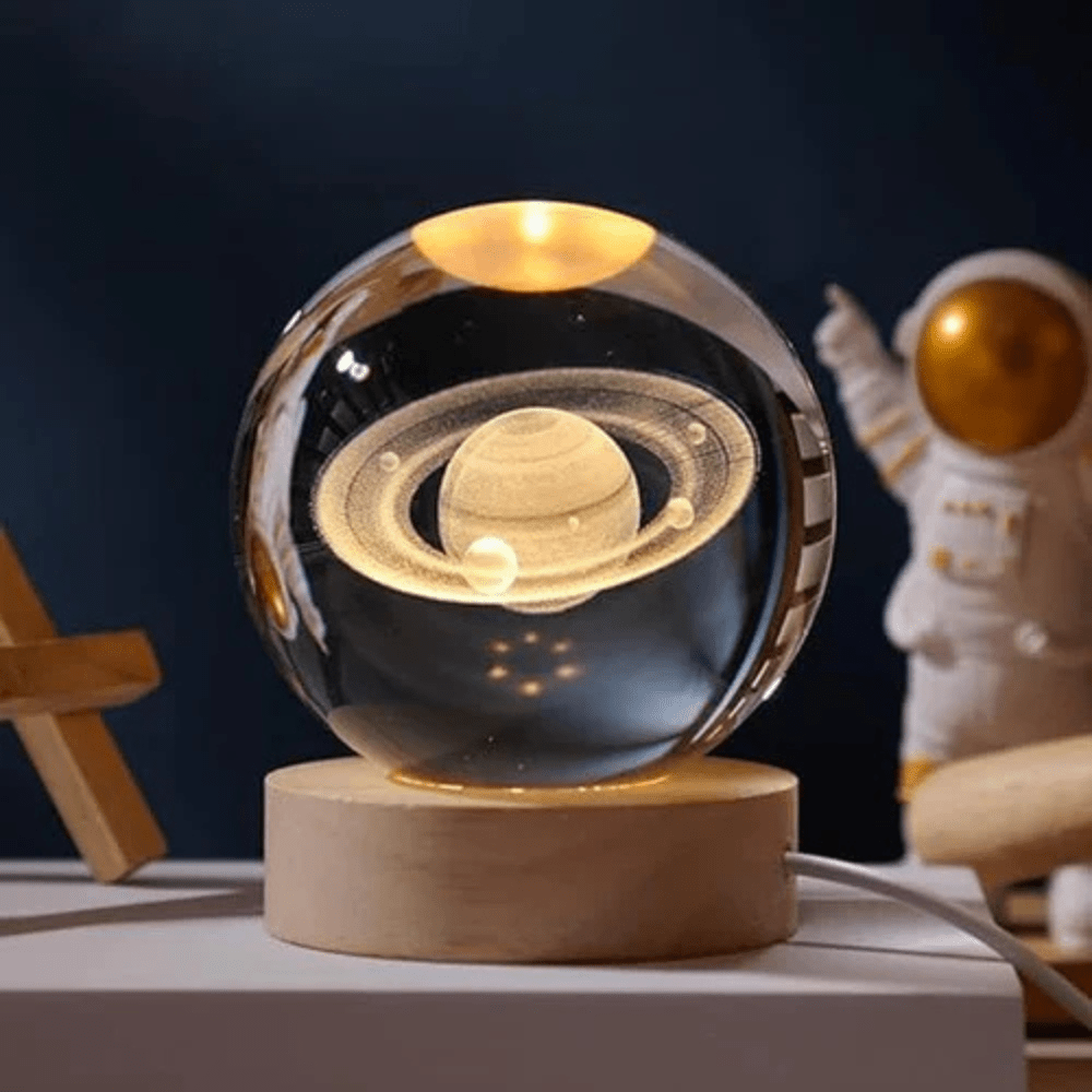 Velzora - Boule lumineuse gravée en verre sur socle en bois | Velzora