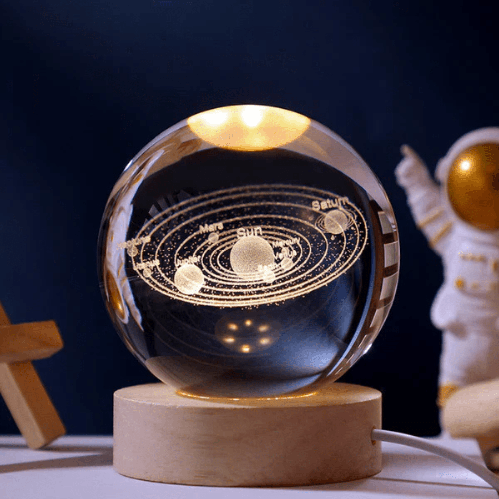 Velzora - Boule lumineuse gravée en verre sur socle en bois | Velzora