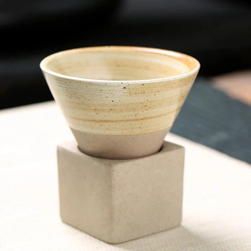 Velzora - Tasse en céramique japonaise faite main, forme conique | Velzora