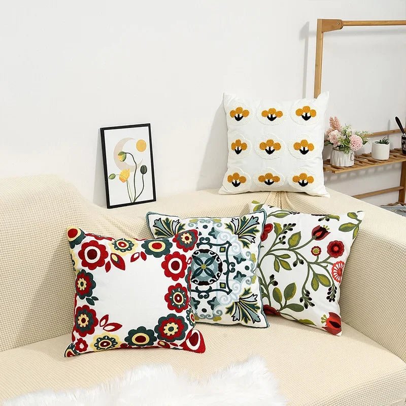 Velzora - Housse de coussin en coton brodé – Motif floral rustique | Velzora